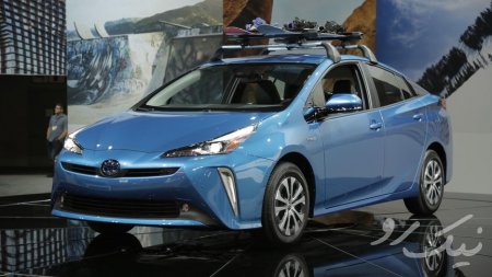 2019 Toyota Prius slaps an electric motor out back